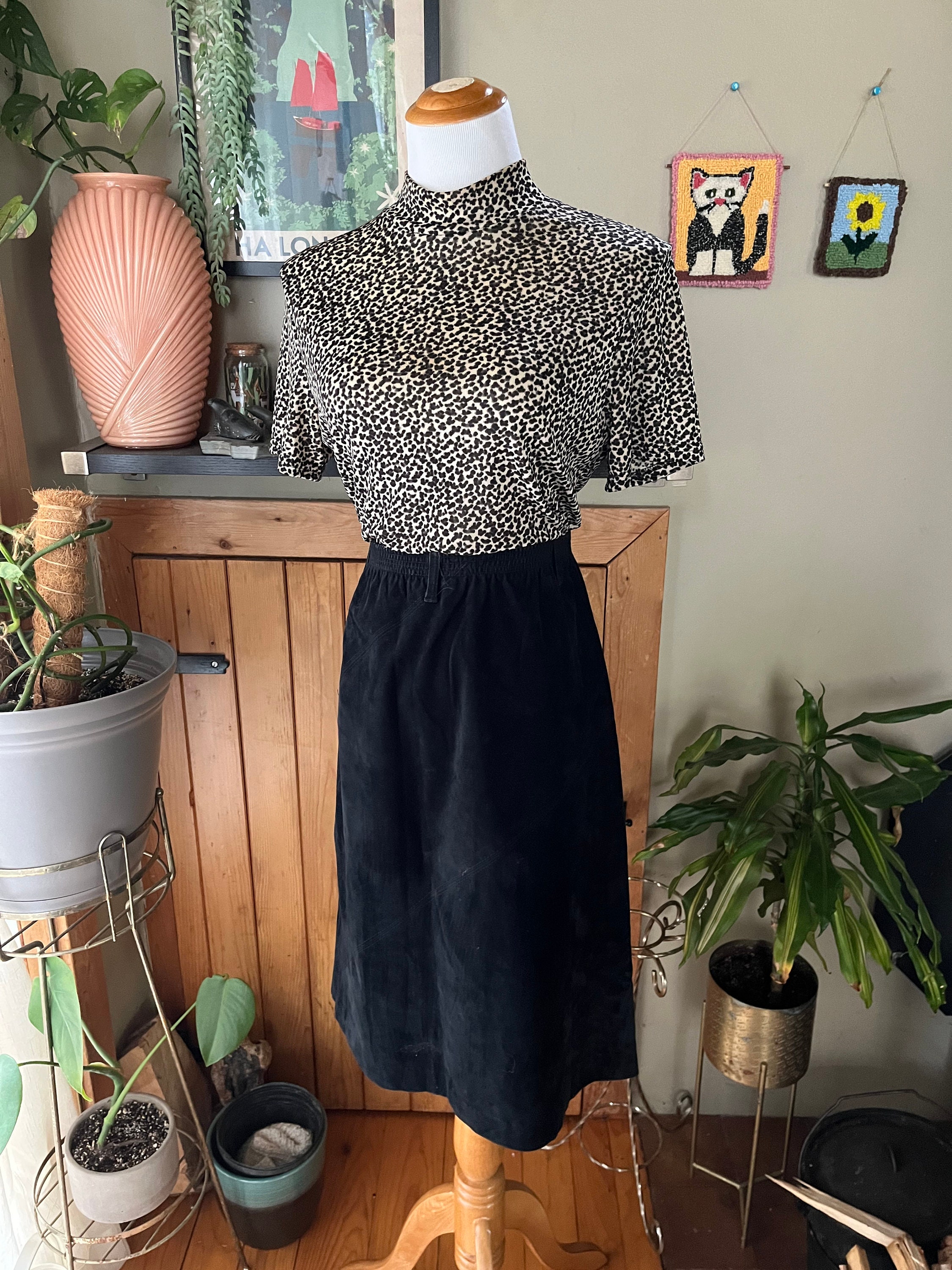 70s70年ヴィンテージビンテージvintageスカートAライン Vintage 70s Black Faux Suede Midi Skirt / Retro 1970s