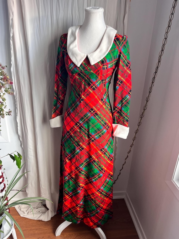 green red and white plaid dress Vintage 1960s 70s Tartan Mod Maxi | Peter Pan Collar Holiday Dress nav-215
