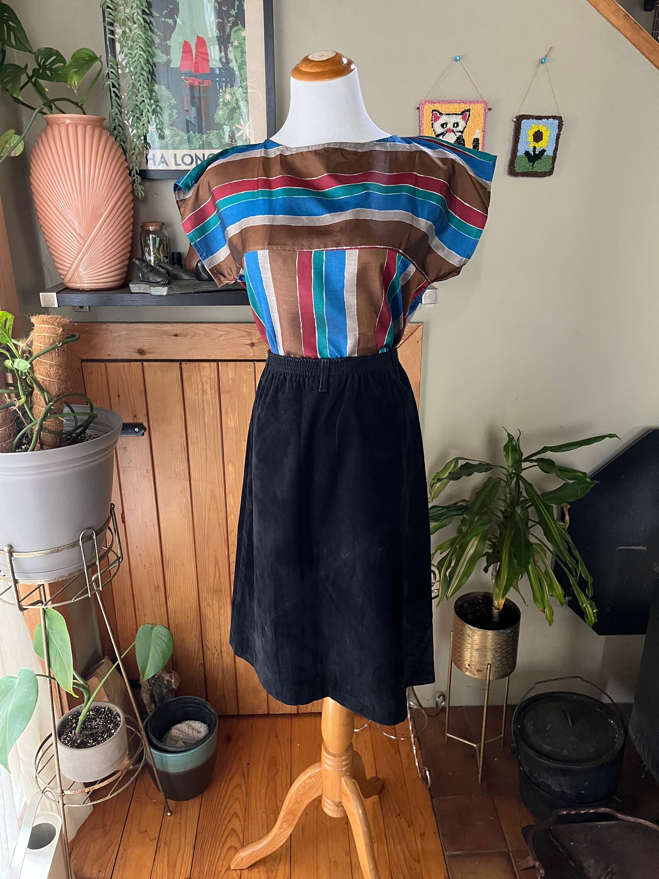70s70年ヴィンテージビンテージvintageスカートAライン Vintage 70s Black Faux Suede Midi Skirt / Retro 1970s