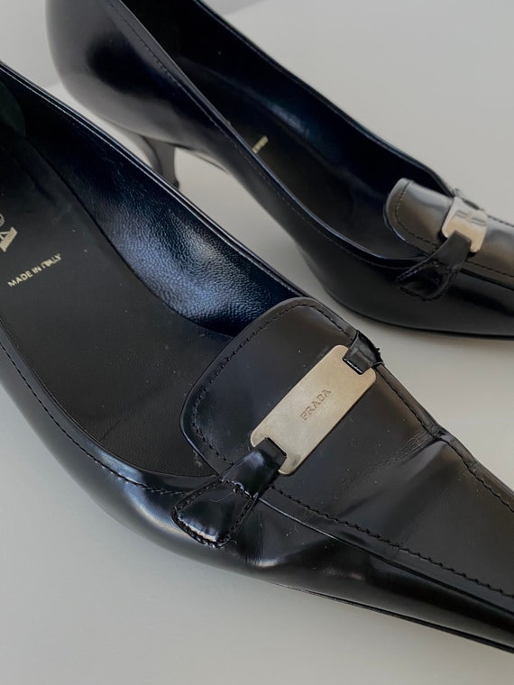 Maat 36C Schoenen Meisjesschoenen Hakken Vintage Prada zwart lederen puntige kittenhak met zilveren gesp detail 