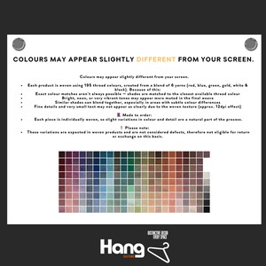Op de afbeelding: Een wit bord met de tekst "COLOURS MAY APPEAR SLIGHTLY DIFFERENT FROM YOUR SCREEN." en een kleurenpalet. Het bord bevat ook tekst over het weefproces en kleurvariaties van het product.
