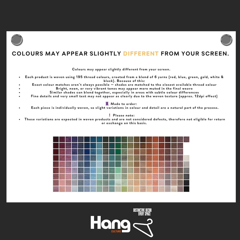 Op de afbeelding: Een wit bord met de tekst "COLOURS MAY APPEAR SLIGHTLY DIFFERENT FROM YOUR SCREEN." en een kleurenpalet. Het bord bevat ook tekst over het weefproces en kleurvariaties van het product.