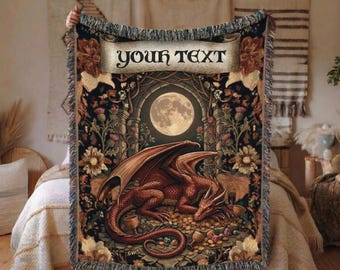 Gepersonaliseerde draak geweven deken • Aangepast wandtapijt fantasienaam • Middeleeuws Dragon Den-decor, cadeau voor D&D-fans, gamers, cadeau boekenliefhebbers