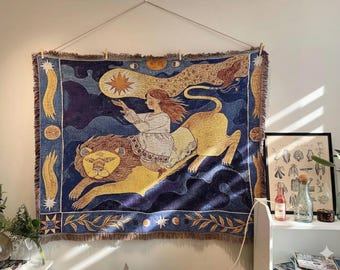 天空のライオンタペストリー - 織り太陽と月のスローブランケット - 気まぐれな星空の夜の壁掛け - ライオンに乗る少女のフォークアート