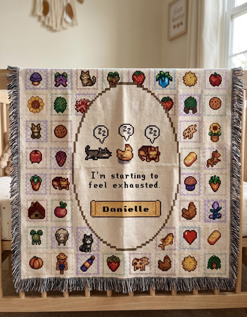 Op de afbeelding: Een beige sprei met een gepixeld ontwerp met verschillende boerderij-thema-iconen en de tekst "I'm starting to feel exhausted." De sprei heeft een gefranjerde rand en bevat de naam "Danielle".