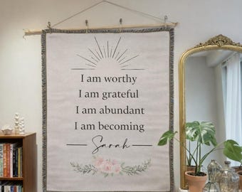Geweven deken met gepersonaliseerde bevestiging | Deken met aangepaste naam | Wandtapijt met positieve quote | Zelfliefdecadeau | Minimaal boho-huisdecoratie