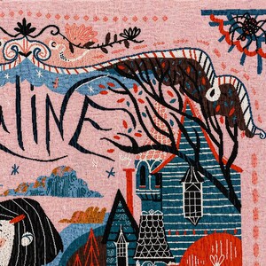 Puede incluir: Ilustraci&oacute;n detallada con el nombre "Caroline" en letras grandes y estilizadas. La obra presenta un fondo rosa con un dise&ntilde;o caprichoso de &aacute;rboles, casas y la cara de una ni&ntilde;a. La paleta de colores incluye rosa, azul, rojo y marr&oacute;n.