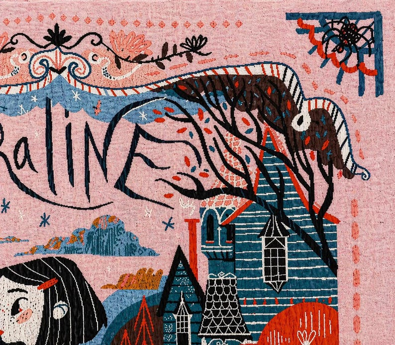 Puede incluir: Ilustraci&oacute;n detallada con el nombre "Caroline" en letras grandes y estilizadas. La obra presenta un fondo rosa con un dise&ntilde;o caprichoso de &aacute;rboles, casas y la cara de una ni&ntilde;a. La paleta de colores incluye rosa, azul, rojo y marr&oacute;n.