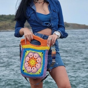 Easy Granny Square Handbag African Flower Crochet Pattern in PDF , Colorful Handbag Crochet Pattern , Granny Square Crochet Bag With Flower