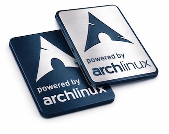 Peut inclure: Deux badges métalliques rectangulaires aux coins arrondis, arborant le logo Arch Linux et le texte "powered by archlinux". L'un présente une finition brossée bleu foncé avec du texte argenté, l'autre une finition brossée argentée avec du texte bleu.