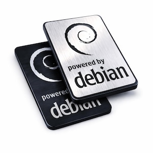 Könnte beinhalten: Zwei rechteckige Metallschilder mit abgerundeten Ecken. Ein Schild hat eine gebürstete silberne Oberfläche mit einem schwarzen Wirbel-Logo und dem Text "powered by debian". Das zweite Schild ist schwarz mit einem weißen Wirbel-Logo und dem Text "powered by debian".