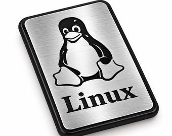 Peut inclure: Une plaque rectangulaire avec une finition en métal argenté brossé et une bordure noire épaisse. Le centre présente un graphique noir d'un pingouin assis, placé au-dessus du mot Linux imprimé dans une police serif noire et grasse.