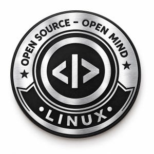 Pode incluir: Um emblema circular metálico com acabamento em prata escovada e detalhes em preto. O centro apresenta um símbolo de colchete de código. O texto "OPEN SOURCE - OPEN MIND" está arqueado no topo e a palavra "LINUX" está centralizada.