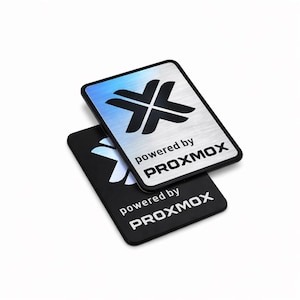Puede incluir: Dos pegatinas rectangulares PROXMOX. Una es negra con texto y logotipo blancos, la otra es plateada con un degradado azul y logotipo negro. Ambas pegatinas tienen el texto "powered by PROXMOX".