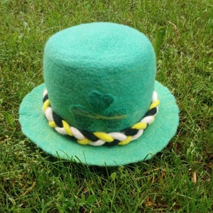 Green Wool Felt St. Patrick&#39;s Day Hat: Handmade Clover Bucket Hat