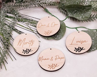 Weihnachtsgeschenkanhänger personalisiert mit Name, Weihnachtskugeln, Geschenkanhänger, Weihnachtsbaumdekoration, Weihnachtsdeko aus Holz