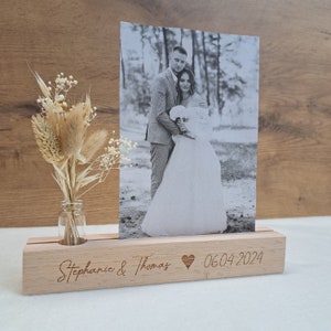 Personalisierte Bilderleiste / Fotoleiste aus Buchenholz als Hochzeitsgeschenk personalisiert, Wohndeko mit Trockenblumen, Brautpaar,