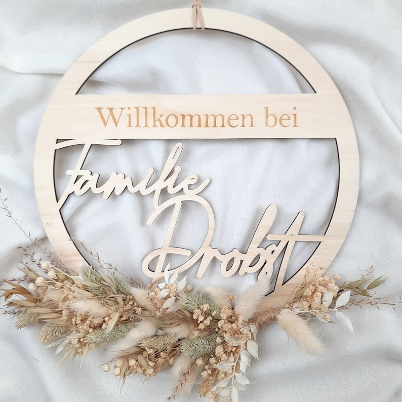 Dekoration Haustür
Holzschild Haustür
Türdekoration
Trockenblumenkranz
Pampasgras Kranz Dekoration
Willkommensschild Haustür
Herzlich Willkommen Türschild
Namensschild Haustür
Familienschild Türschild
Wanddeko Holz
personalisiertes Türschild