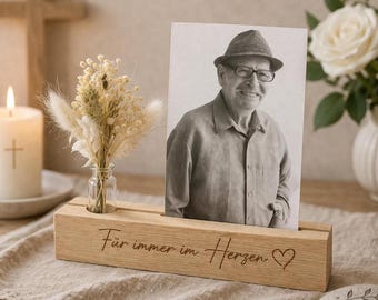 Gedenkleiste aus Buchenholz mit Gravur – Trauergeschenk, Fotobalken mit Kerze oder Trockenblumen, stilvolle Trauerdekoration, Bilderleiste