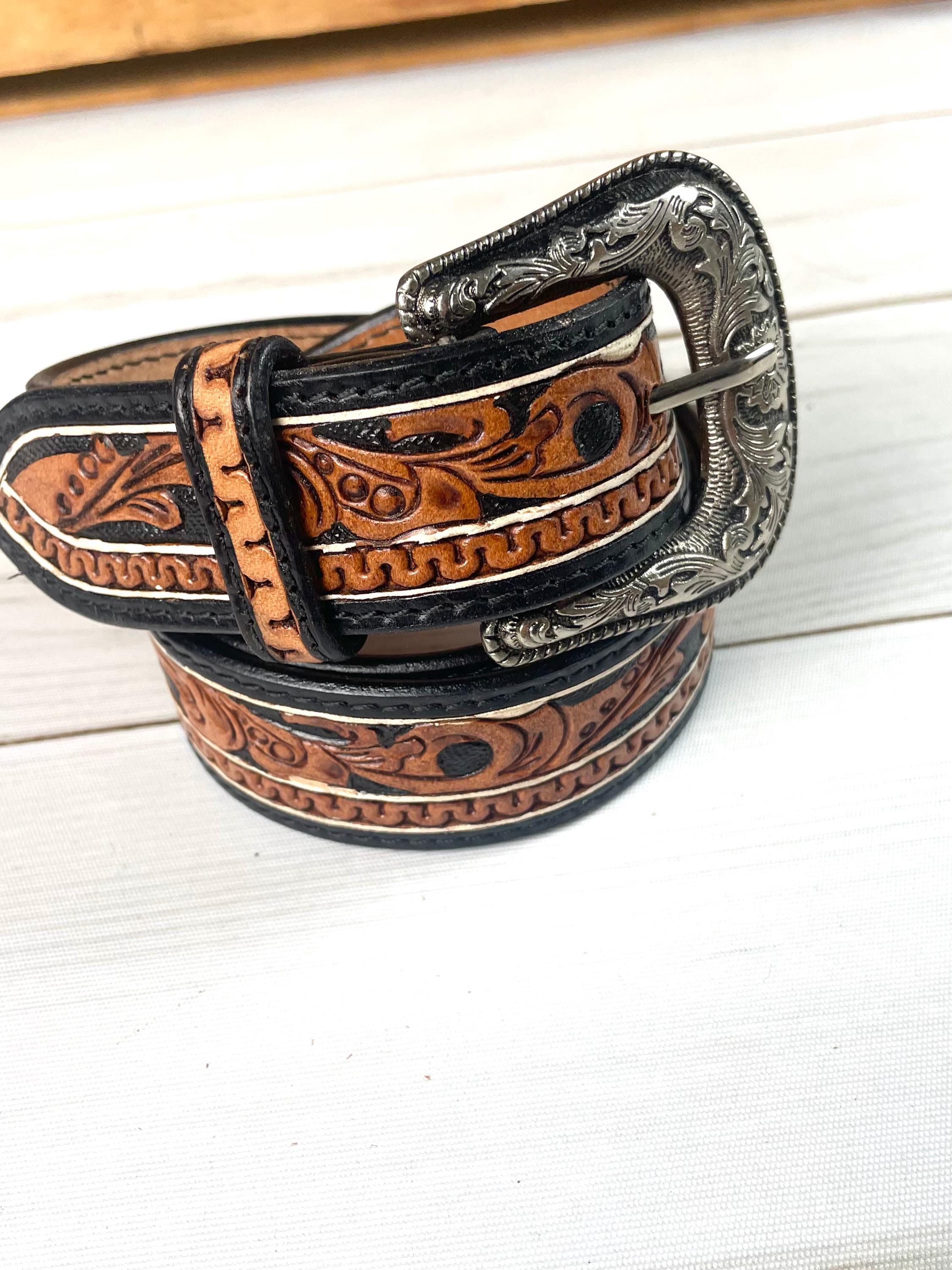 Black Border Tooled Leather Woman display picture 3