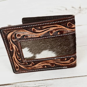 Cartera estilo western para hombre con borde de piel de vaca y cuero repujado