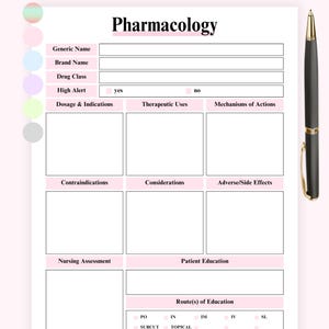 Puede incluir: Plantilla de farmacología imprimible con un diseño rosa y blanco. Incluye secciones para información de medicamentos, usos terapéuticos y evaluación de enfermería. El texto incluye "Pharmacology Templates", "10 Colors". Un bolígrafo negro y dorado está a la derecha.