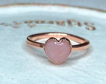 Anillo de corazón de ópalo rosa / anillo de corazón delicado / regalo de San Valentín / anillo de cobre delicado / anillo de corazón rosa / anillo de ópalo rosa / anillo de piedra rosa