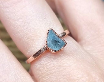 Ruwe aquamarijn koperen ring | Geëlektroformeerde kristallen sieraden