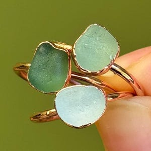 Bague empilable en cuivre et verre de mer brut | Bijou électroformé | Couleur personnalisée | Cadeau pour le 7e anniversaire | Verre de mer véritable de Solway Firth