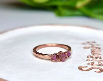 天然ルビーリング | ルビーリング | トリプルルビーリング | トリプルストーンリング | スタッキングリング | 天然宝石リング | 天然クリスタルリング | 繊細なルビーリング