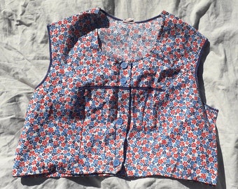 Cropped liberty-pattern vintage jacket with no sleeves | Upcycling