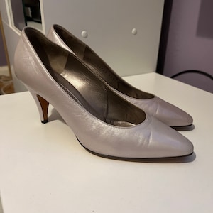 Escarpins BRUNO MAGLI vintage des années 80 en cuir véritable souple gris clair. Escarpins italiens pour femmes. 4 Royaume-Uni, 6,5 États-Unis, 37 États-Unis.
