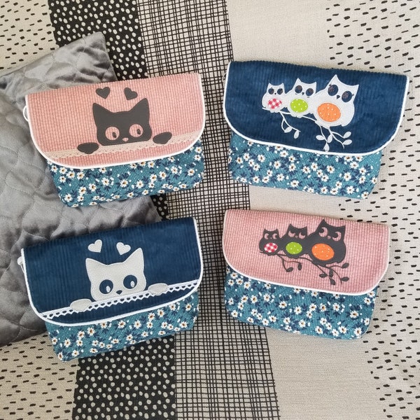 Chat Mignon ou Famille de Hiboux ? Pochette matelassée à rabat - Format 20 x 15 cm- en velours et coton