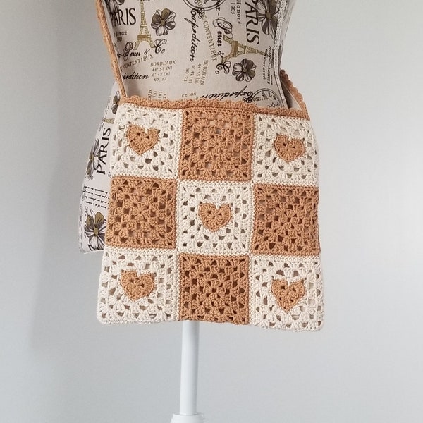 Sac en Crochet, carrés grand-mère cœur écru et cannelle, forme fourre-tout avec bandoulière, doublé toile de coton et zippé