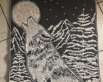 Wolf howling to the moon, interlocking filet crochet and overlay mosaic crochet pattern. DIGITAL PATTERN ONLY!