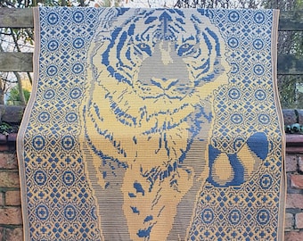 Tiger Approaching crochet pattern, Interlocking filet and Overlay Mosaic DIGITAL PATTERN ONLY