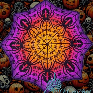Puede incluir: Un mandala de telaraña tejido a crochet con un degradado de morado, rosa, naranja y amarillo. El mandala presenta ocho arañas negras con patas largas.