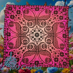 Pode incluir: Um cobertor quadrado de crochê rosa e preto com um desenho de borboleta. O cobertor tem um quadrado central com um padrão floral, rodeado por quatro grandes motivos de borboleta. As bordas são bordadas com um padrão floral preto. Feito por "I Do Crochet".