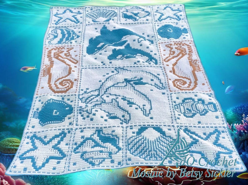 Peut inclure: Une couverture au crochet avec un motif de vie marine bleu et blanc. La couverture pr&eacute;sente des hippocampes, des &eacute;toiles de mer, des poissons, des dauphins et des coquillages. La couverture est r&eacute;alis&eacute;e avec une technique de crochet en mosa&iuml;que. Le texte "Mosaic by Betsy Sickler" est visible dans le coin inf&eacute;rieur droit.