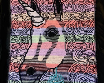 Decke mit Einhorn und Schnörkeln gehäkelt