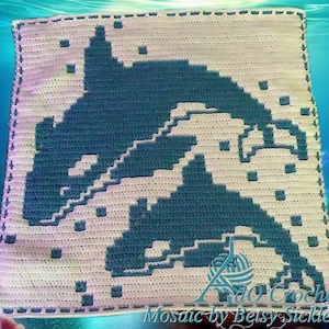 Peut inclure: Un motif de crochet repr&eacute;sentant deux orques, l'un plus grand que l'autre, dans des tons de bleu et de blanc. Le motif est sur un fond blanc avec une bordure bleu clair.
