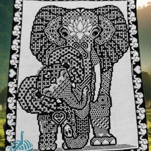 Könnte beinhalten: Schwarz-weiße Mosaik-Häkeldecke mit einem Elefanten und einem Baby-Elefanten. Die Decke hat einen dekorativen Rand und den Text "Aido Crochet Mosaic by Agnieszka Lupa" am unteren Rand.