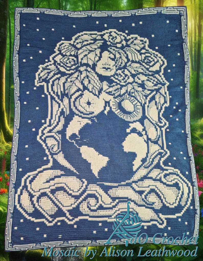 K&ouml;nnte beinhalten: Eine blaue H&auml;keldecke mit einem wei&szlig;en Design einer Frau mit einer Blumenkrone, die einen Globus h&auml;lt. Der Text "Mosaic by Alison Leathwood" befindet sich am unteren Rand der Decke.
