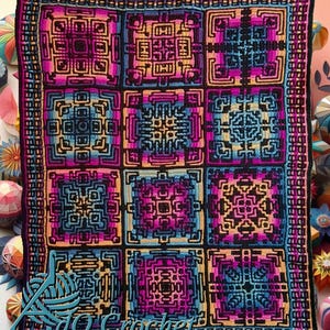 Könnte beinhalten: Eine bunte Häkeldecke mit einem geometrischen Muster in den Farben Pink, Blau, Gelb und Schwarz. Die Decke besteht aus neun Quadraten, jedes mit einem einzigartigen Design. Die Decke ist mit einem schwarzen Häkelrand eingefasst.