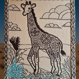 Pode incluir: Uma tapeçaria de crochê com uma girafa em uma paisagem de savana. A girafa é marrom com um padrão detalhado, em um fundo bege com nuvens e vegetação. A borda tem um padrão decorativo. O texto "Mosaic by Christina O'Connor" está na parte inferior.