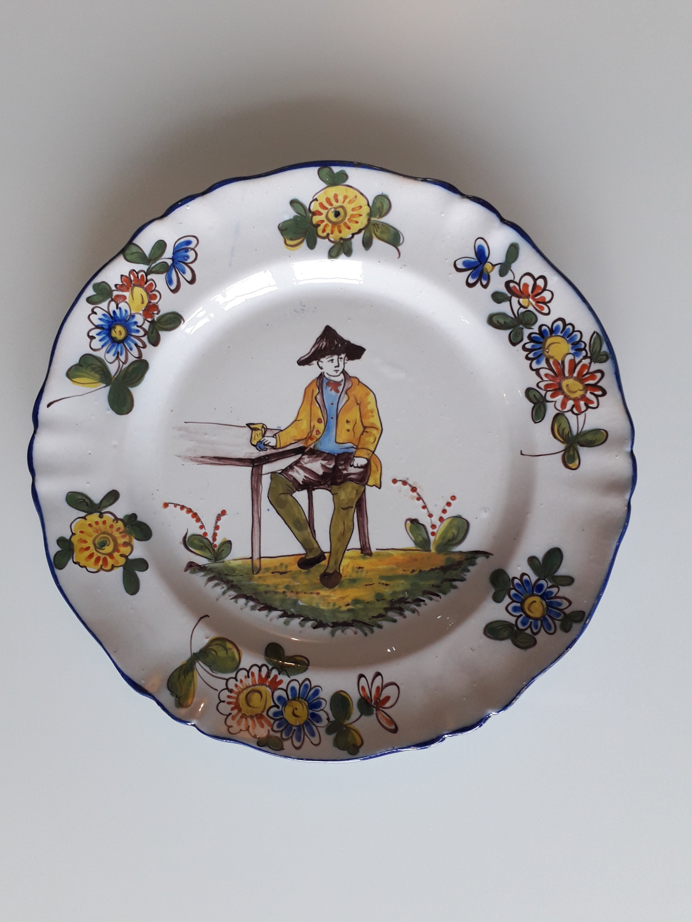 Assiette Faïence de Saint Clément - Homme Attablé Signé K & G