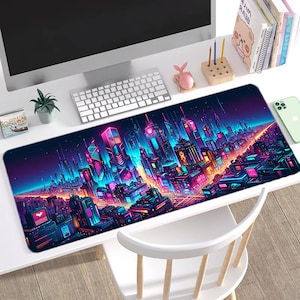Può includere: Un lungo tappetino per mouse rettangolare con un design di paesaggio urbano illuminato al neon. L'opera d'arte presenta un paesaggio urbano futuristico con edifici alti nei toni del rosa, blu e viola, creando una scena dinamica e colorata.