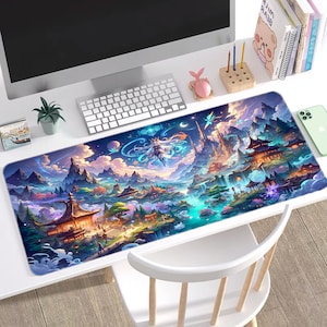 Peut inclure: Un grand tapis de souris sur le thème de la fantasy, coloré, avec un paysage bleu, vert et violet représentant un château, des montagnes et une figure féerique. Le tapis de souris est posé sur un bureau blanc avec un ordinateur, un clavier et d'autres fournitures de bureau.