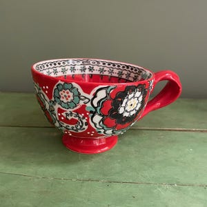Anthropologie Elka Ayaka kaffekopp röd fot vridet handtag bild 1