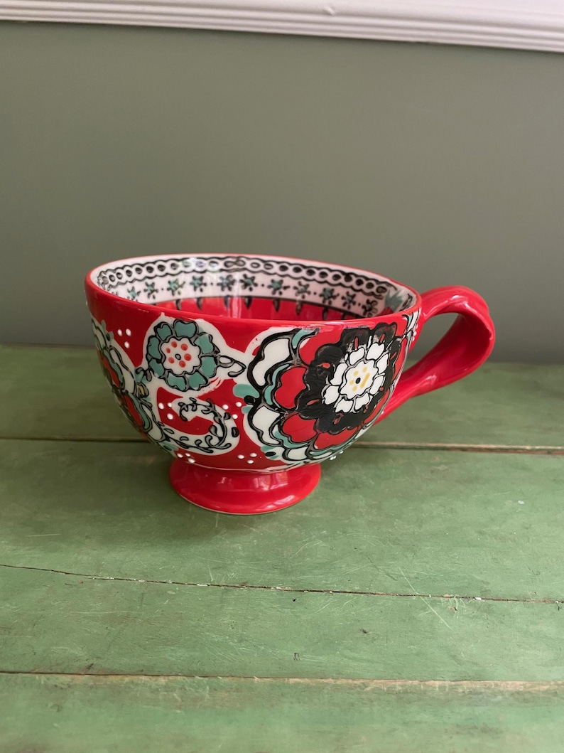 Anthropologie Elka Ayaka kaffekopp röd fot vridet handtag bild 1